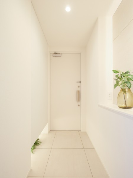 住まいの顔になる玄関は、白を基調に爽やかな空間を演出します。玄関の照明は人感センサーなので、帰宅時に暗闇の中手探りでスイッチを探す必要がなく、いつでも明るい空間が出迎えてくれます。