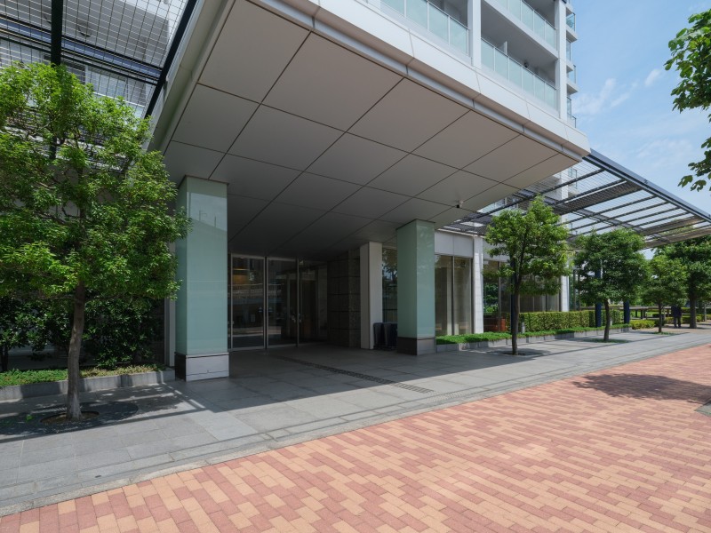 日勤の管理人さんによって整えられたエントランスです。清掃が行き届いた様子から管理体制の良さが伺えます。