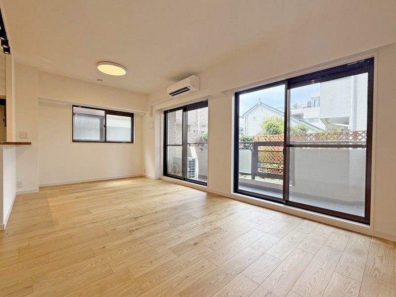 大きな開口部がもたらす豊かな採光と開放感を享受したお部屋です。内と外が緩やかにつながる心地よい安らぎあふれる空間です。