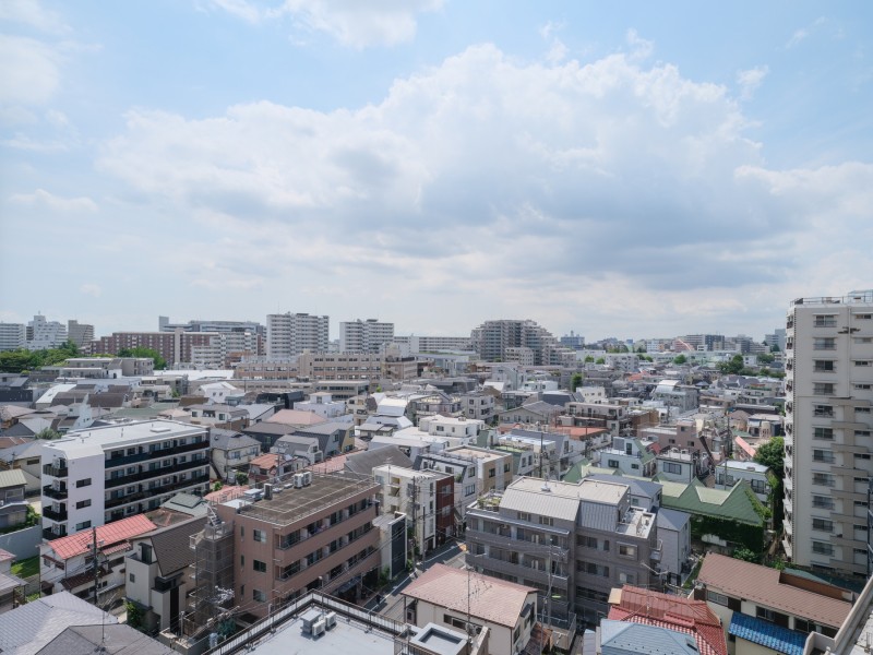 バルコニーからの眺望は、目の前に高い建物がなく開けた青空を望めます。穏やかな景色の中で、気分を切り替えられるひとときをお過ごしいただけます。