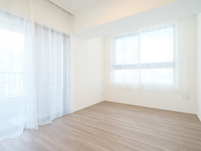洋室1はバルコニーに接続するお部屋です。のびやかな広がりの中で、ほっと一息つけるやすらぎの時間が流れます。