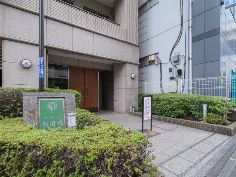 石貼りのアプローチと植栽の緑が調和するエントランスです。木調の扉が温かみを添え、住まう方や訪れる方をやさしく迎えます。