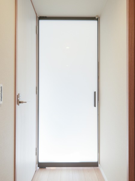 採光性に配慮されたガラススリットデザインの室内ドアです。建具類も新規交換を行い、全体的に統一感のあるインテリアに整えました。廊下側にも柔らかな光を届ける細やかな設計が施されています。