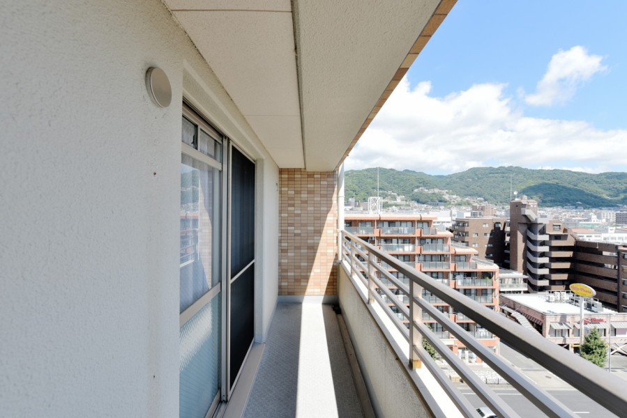 前面を遮る建物は無く、開放感あふれるバルコニーです。大きな空と街並みを眺めながら気持ちよくお洗濯物を干すことができます。南と東の2面バルコニーです。