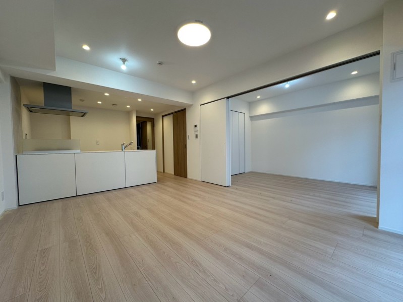 フローリングには、木の温もりと美しい木目が魅力の床材を採用しました。豊かな風合いが室内に調和し、心地よい雰囲気をもたらします。