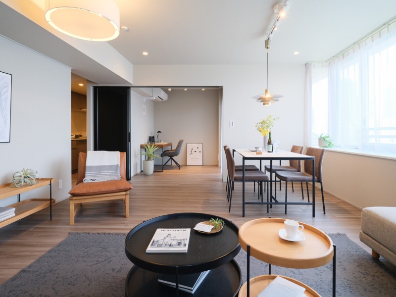 リュクスな暮らしが叶うリビングは木の温もりと上質感を味わえるお部屋です。時代や流行を問わず長く着られる衣服のように、ご家族皆さんが快適にお過ごしいただける住まいです。