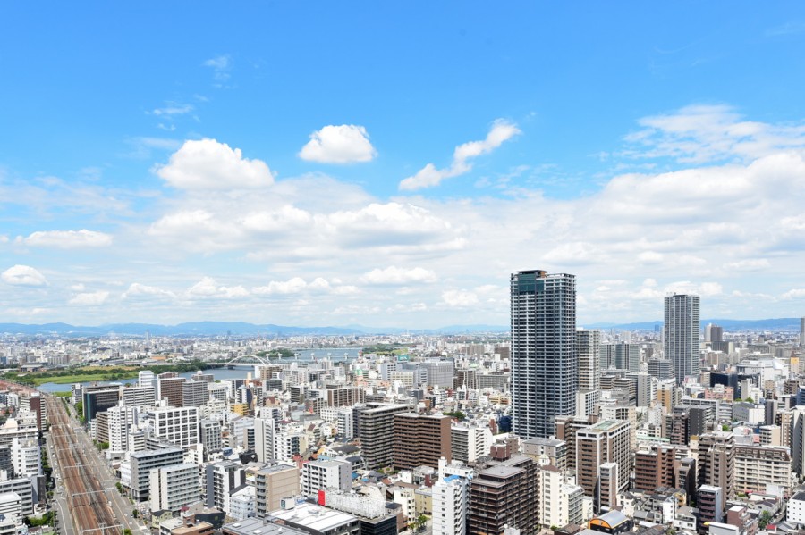 北東側の眺望です。32階部分ですので前面を遮る建物もなく、淀川の流れと大きな空の美しいコントラストを楽しむことができます。毎日の暮らしの中に潤いを与えてくれる開放感があります。