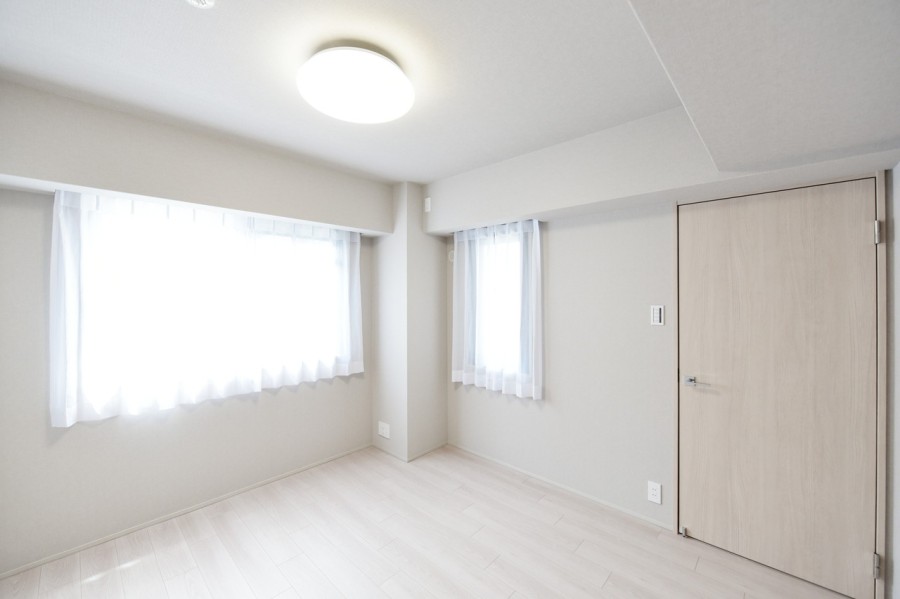 洋室2(約6.3帖)二面採光で明るく開放的なお部屋です。シンプルな内装なので、どんな家具とも合わせやすく、自分らしいくつろぎの空間を作り上げることができます。