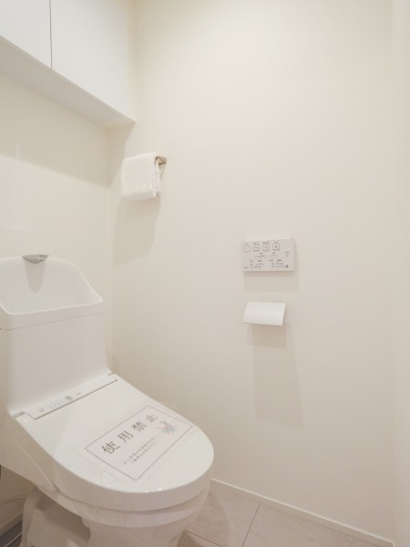 白を基調とした清潔感のあるトイレ空間です。上部収納を備え、生活感を抑えながらすっきりとした空間を保てます。