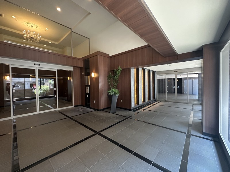 平成20年建築、総戸数46戸、2頭までペット飼育可能で、大切な家族とともに快適な暮らしを実現できます。高倉小学校まで約680m、京都御池中学校まで約1320mです。