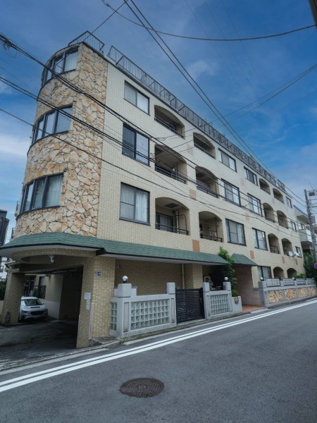 相鉄線「天王町駅」「西横浜駅」の2駅利用可、各線「横浜駅」へも徒歩19分と通勤・通学に便利な立地です。2022年に共用部大規模修繕工事を実施しており、管理体制良好です。