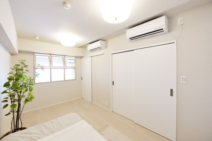 洋室2(約5.8帖)は、室内窓を採用することで住まいの奥まで光と風を届け、リビングの家族とのつながりを感じながら過ごすことができます。エアコン2基設置済みです。