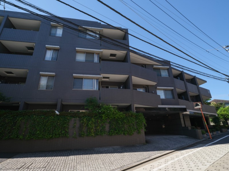 第一種低層住居専用地域に佇む、(株)竹中工務店施工の上質な低層マンションです。2匹までペット飼育可能(細則有)です。