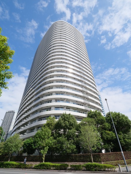 『みなとみらい』駅徒歩2分の駅近立地、安心の免震構造レジデンスです。セキュリティゲートやコンシェルジュサービスが導入されており、多彩な共用設備が充実、生活を豊かに彩ります。