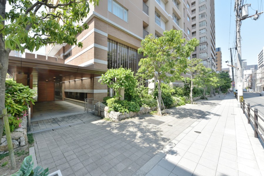 上町台地の落ち着いた街並みに調和する、緑豊かなアプローチ。大阪城公園や難波宮跡公園を身近に感じながら、駅徒歩5分の利便性も享受できます。近隣にはスーパー、医療機関、学校もあり便利です。