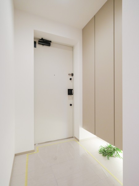 住まいの顔になる玄関は、白を基調に爽やかな空間を演出します。人感センサー付きライトを設置したので、暗い時間帯のご帰宅や両手が塞がっているときも快適です。