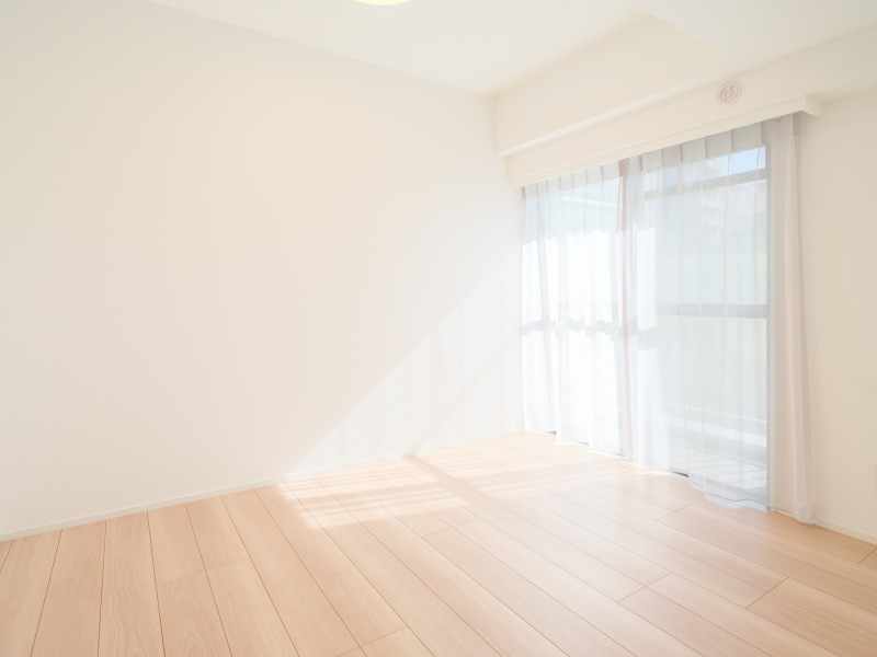 約5.2帖の洋室2はバルコニーにつながり、のびやかな広がりを感じられるお部屋です。在宅ワークや趣味のスペースとして利用するなど、家族構成やライフスタイルの変化に柔軟に対応できる一室です。