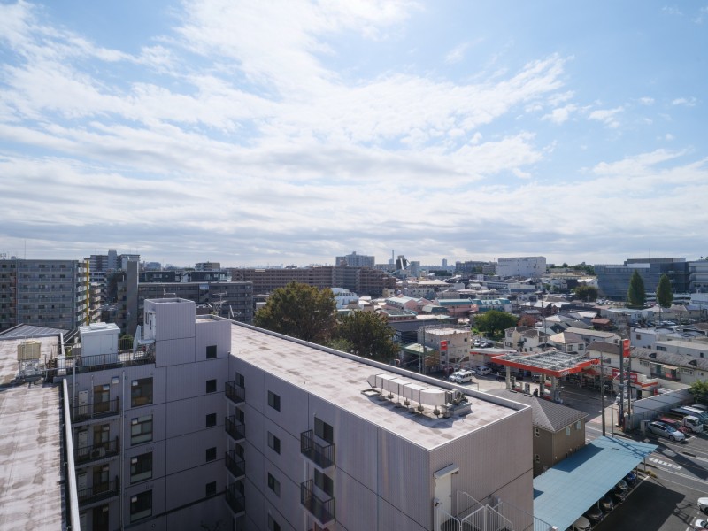周辺の街並みを見渡せる眺望です。遮る建物が少なく、遠くまで広がる景色と空の開放感を日常の中で楽しむことができます。